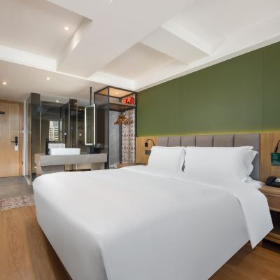 高級大床房（手機投屏+乾濕分離·助眠床品） 秋果酒店（深圳車公廟上沙地鐵站店）優惠