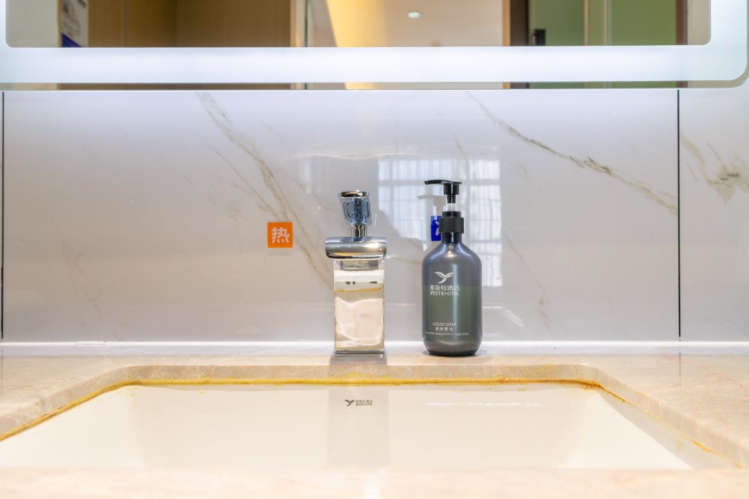 棋牌房（电视投屏+办公桌椅+乾衣设备）