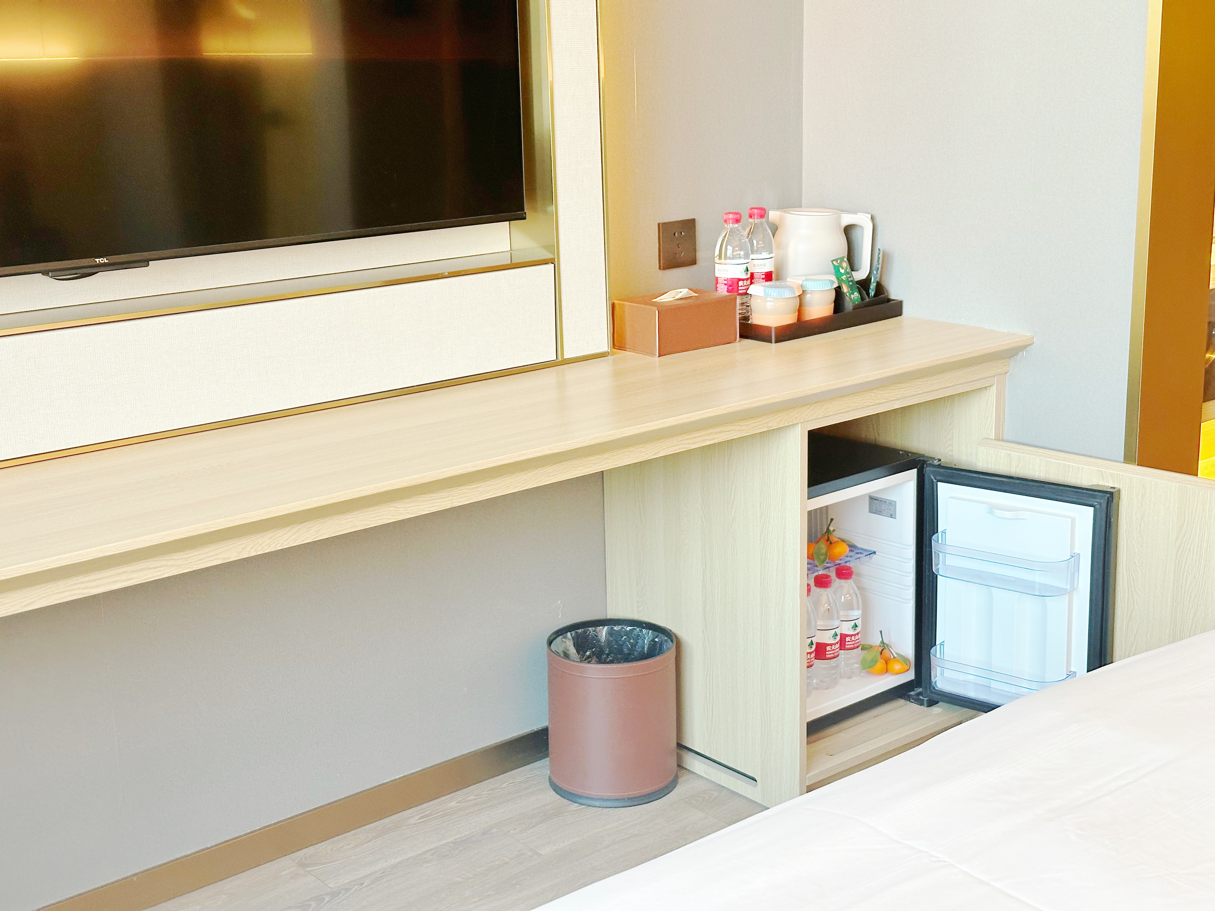 高级双床房（智能客控+65寸投屏电视+小冰箱）