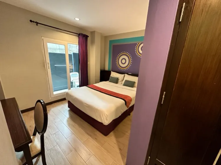 ห้องซูพีเรียร์พร้อมเตียงใหญ่ 1 เตียงและระเบียง