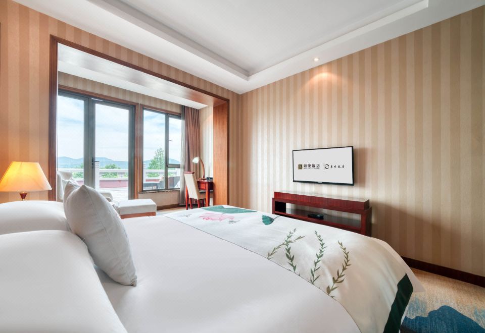 露台湖景大床房