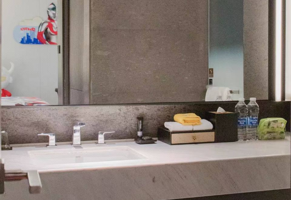 Oriental Resort GuangzhouDeluxe Double Bed Ultraman Theme Room