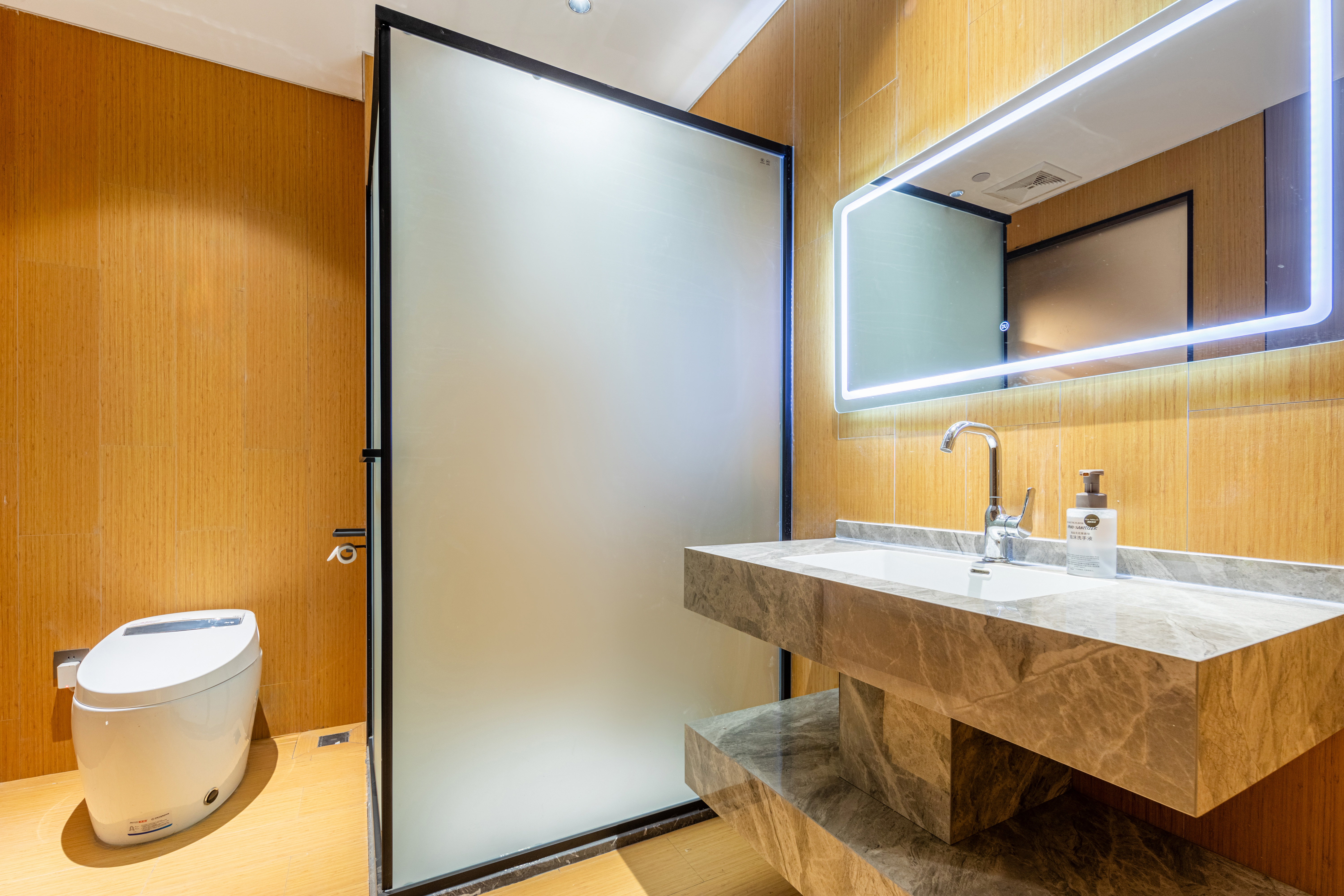 大床房「全屋智能客控|天貓精靈智能音響|負離子吹風機|恆温馬桶|65寸高清電視投屏」