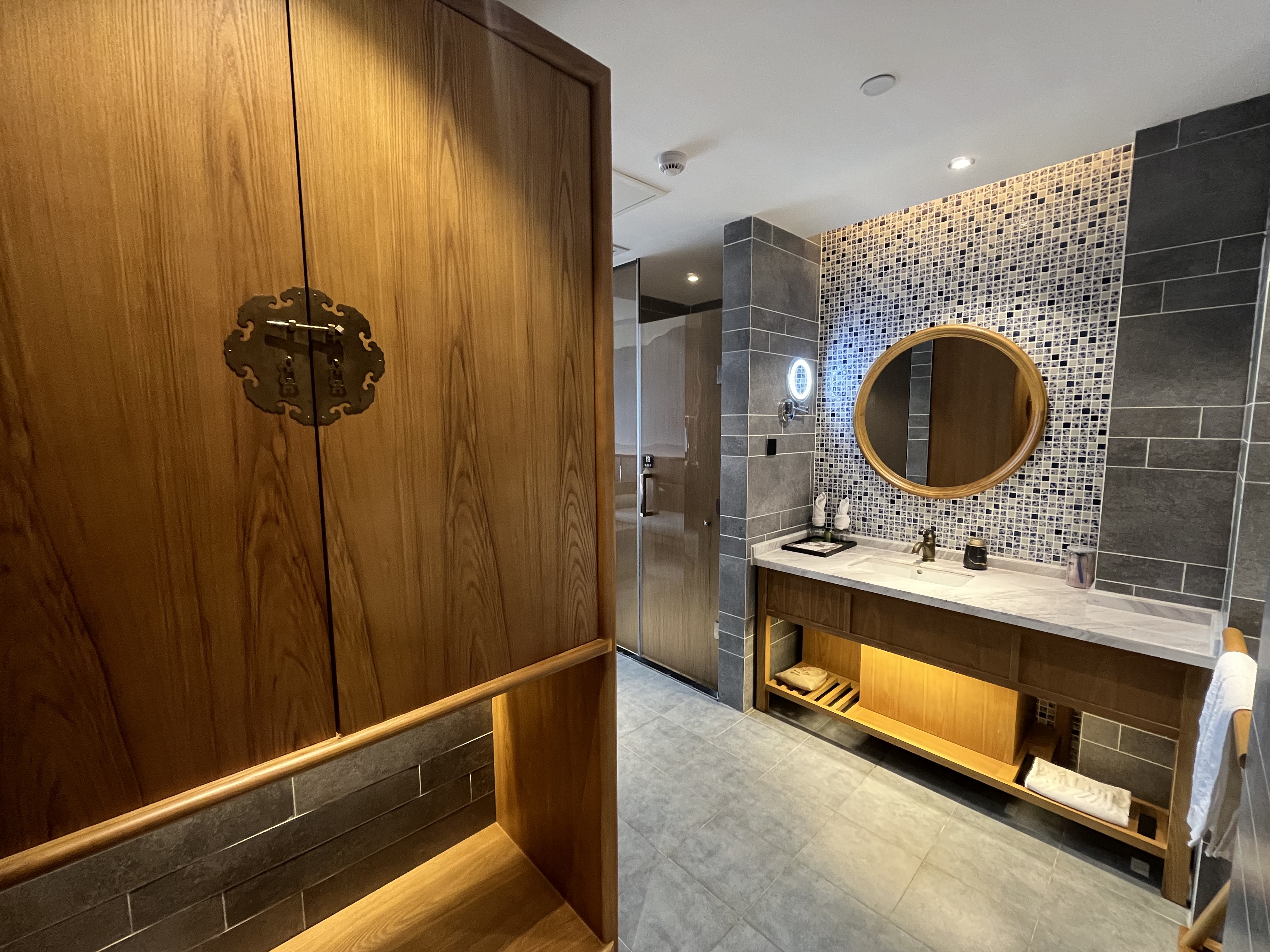 奢雅男权大床房-智能客控-徕芬吹风机-全景落地窗