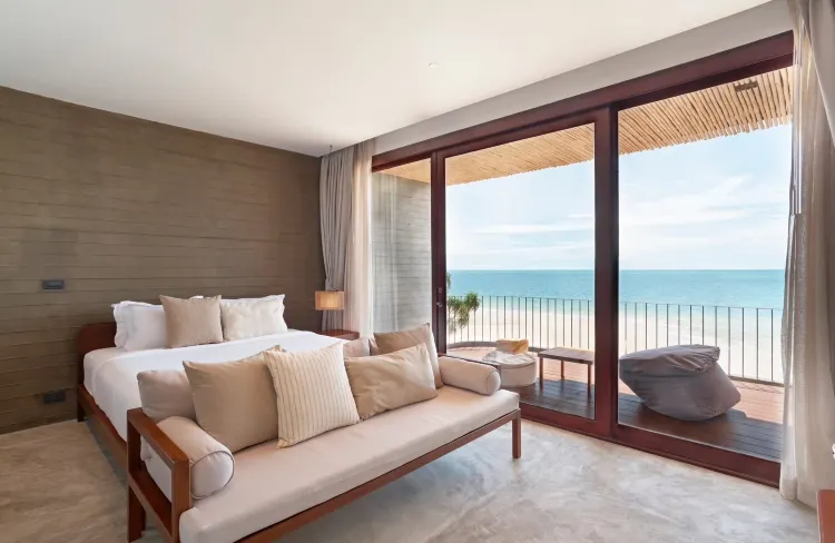 King Bed With Tub And Balcony