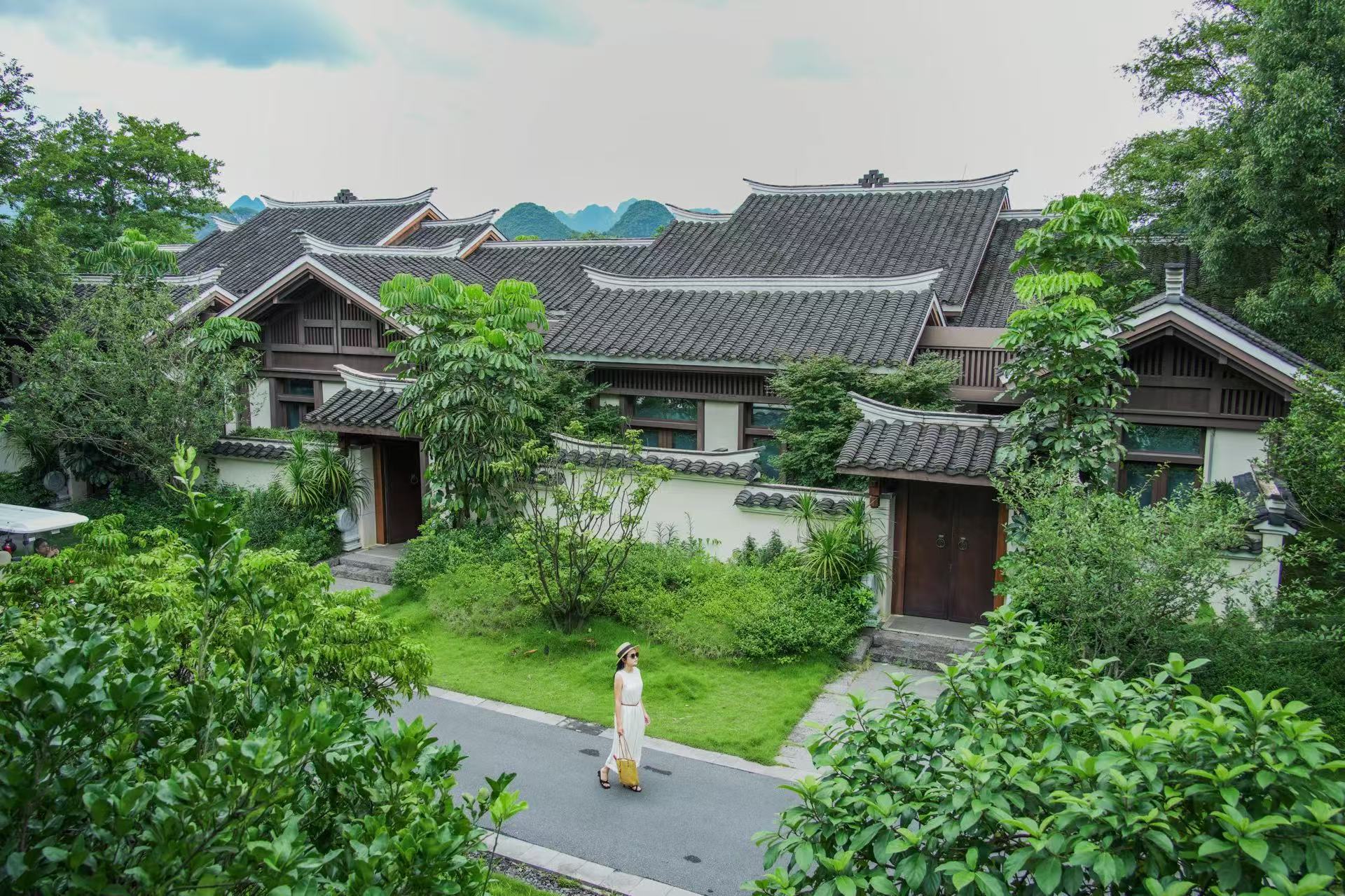 湖景庭院露台三卧别墅