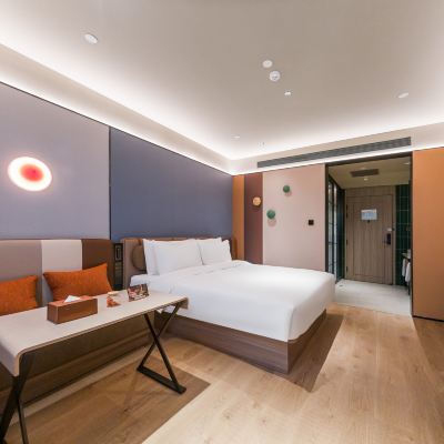 加州陽光大床房（智能客控+65寸電視無線投屏+智能馬桶+小冰箱） 桔子飯店（膠州膠東國際機場膠東地鐵站店）優惠