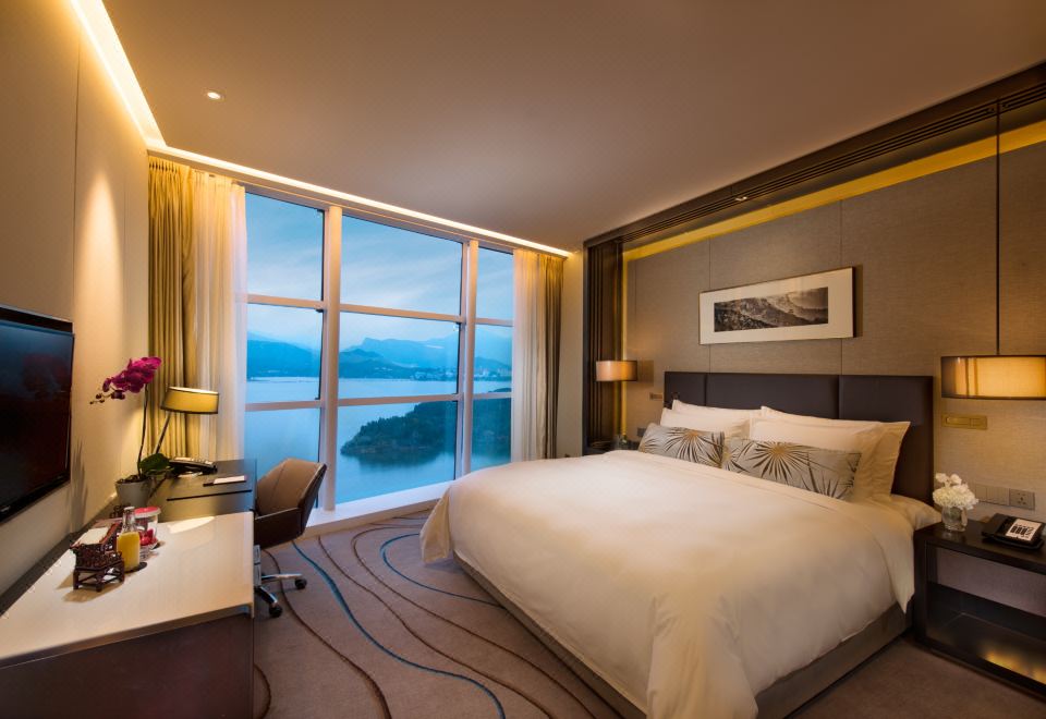 Sunrise Kempinski Hotel BeijingRomantic Moment Deluxe Lake View King Bed Room