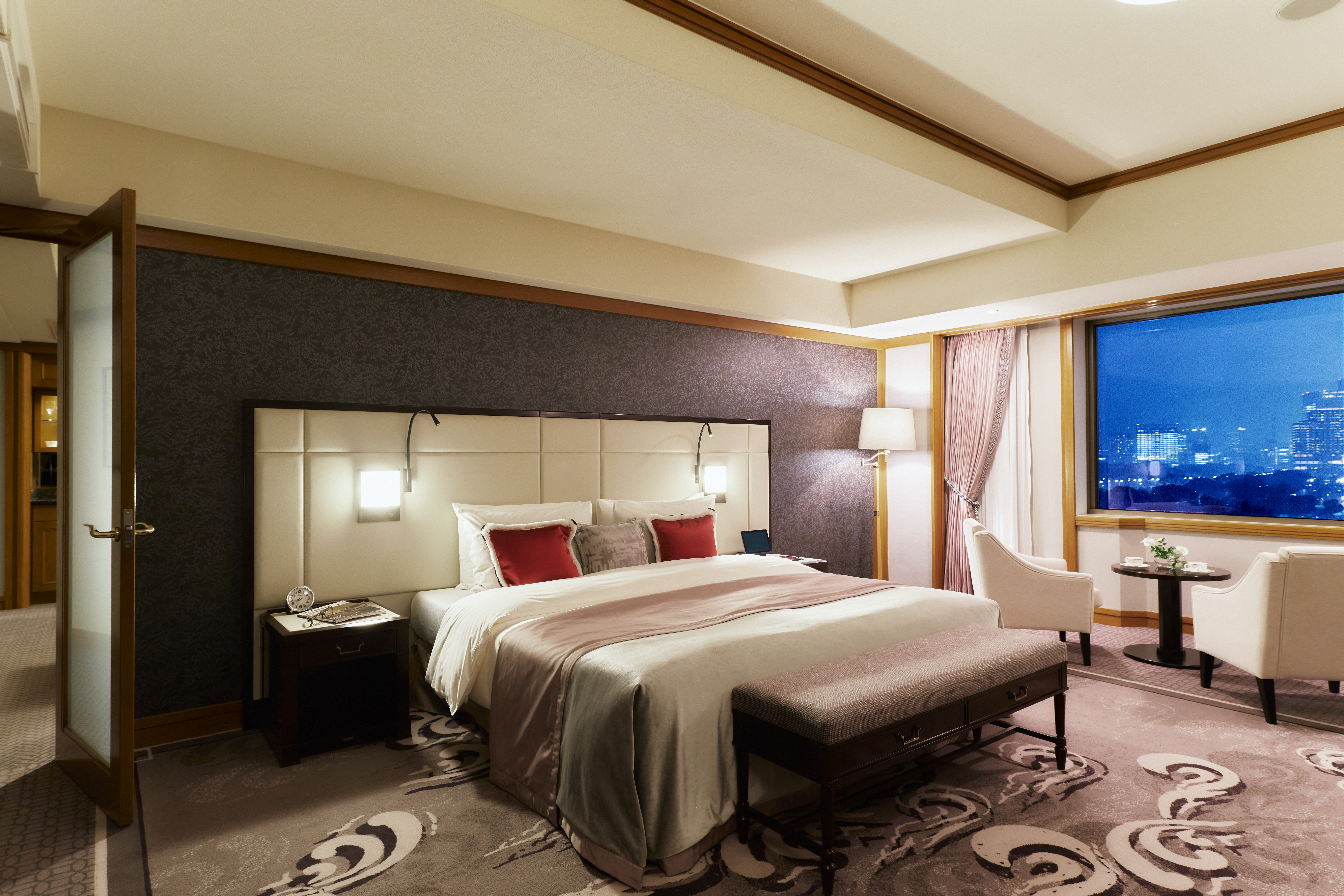 【本馆】普通楼层 花园景观转角特大床套房 禁烟