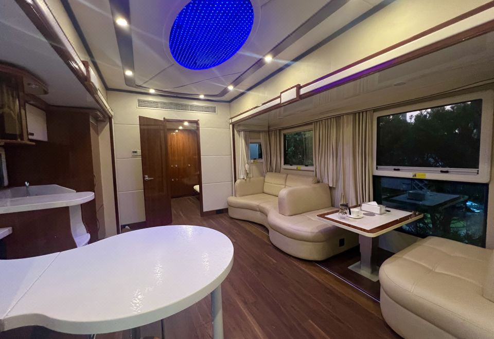 Shanshui Villa HotelLijiang Rustic Luxury | Australian 2-Bedroom 1-Living Room Starry RV