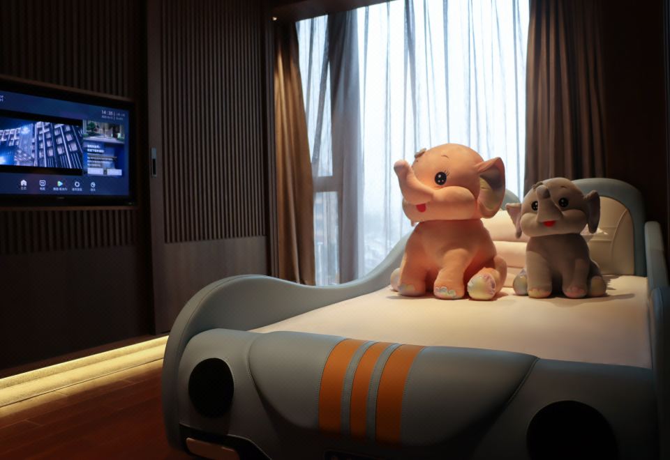 奇趣小汽车亲子房