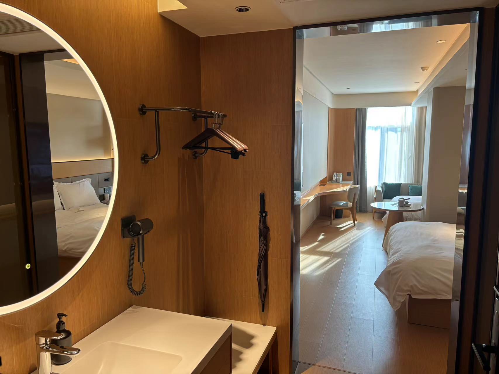 家庭房【投屏电视+迷你冰箱+休闲茶具+小童牙具】