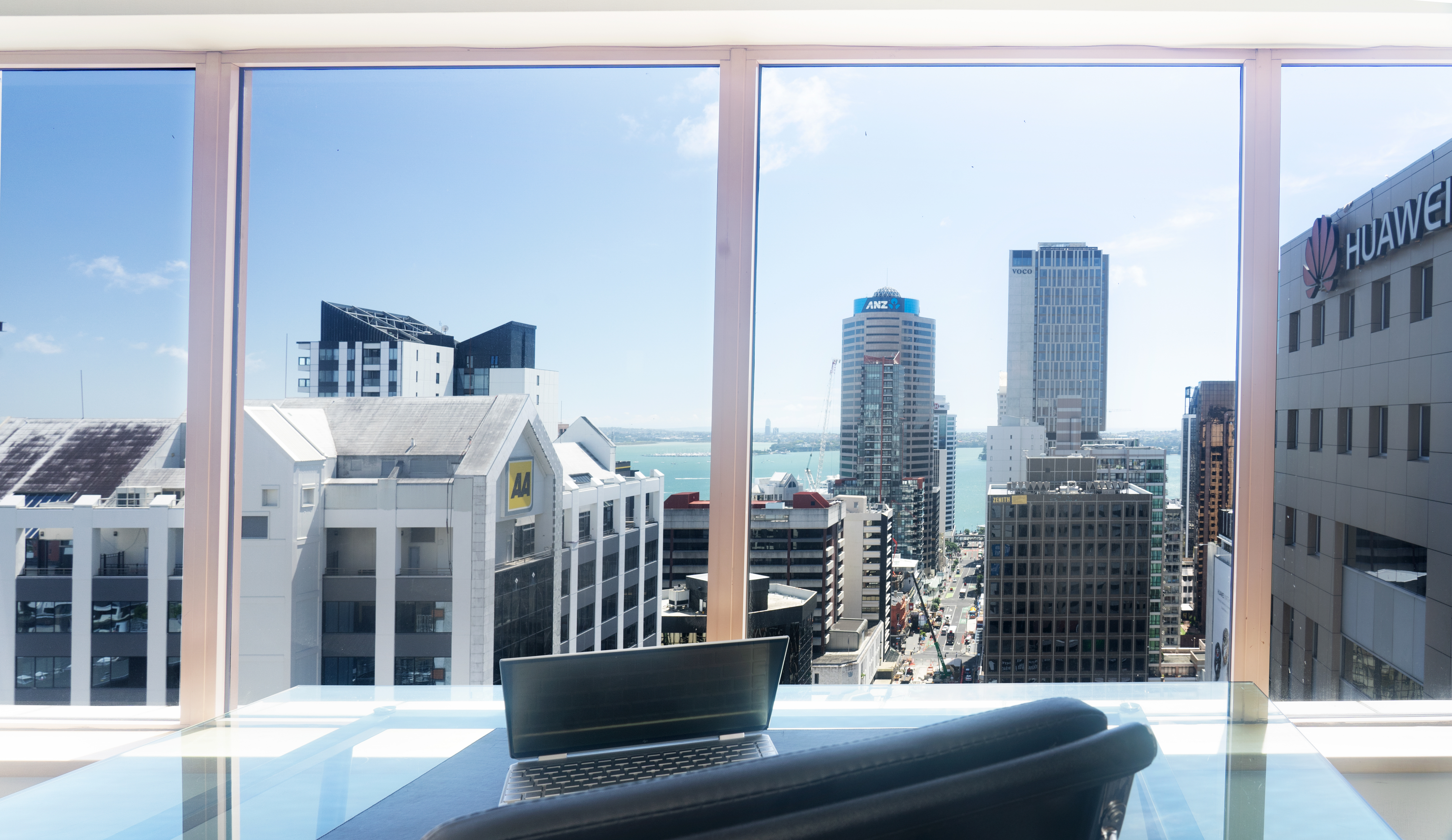 1张特大床优质高楼层休息室通行权