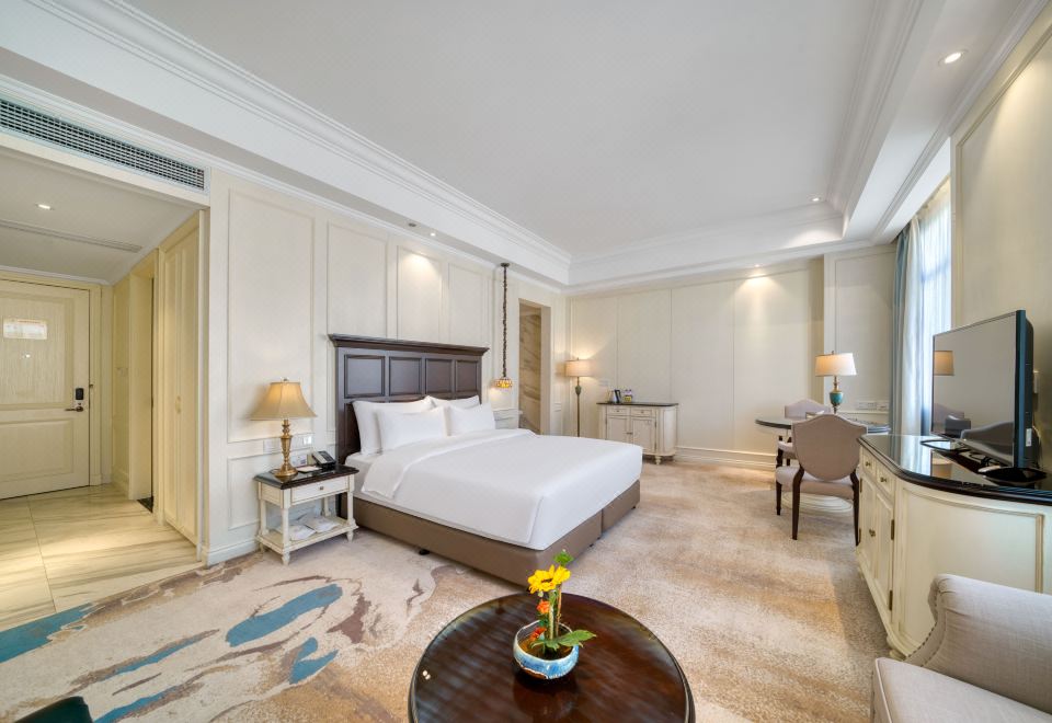 New World HotelLuxury Executive King Room