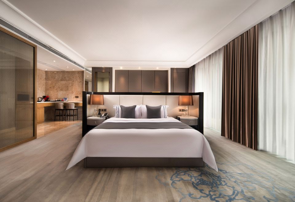 至尊行政豪華大床房-270°全景落地窗-辦公區-深泡浴缸