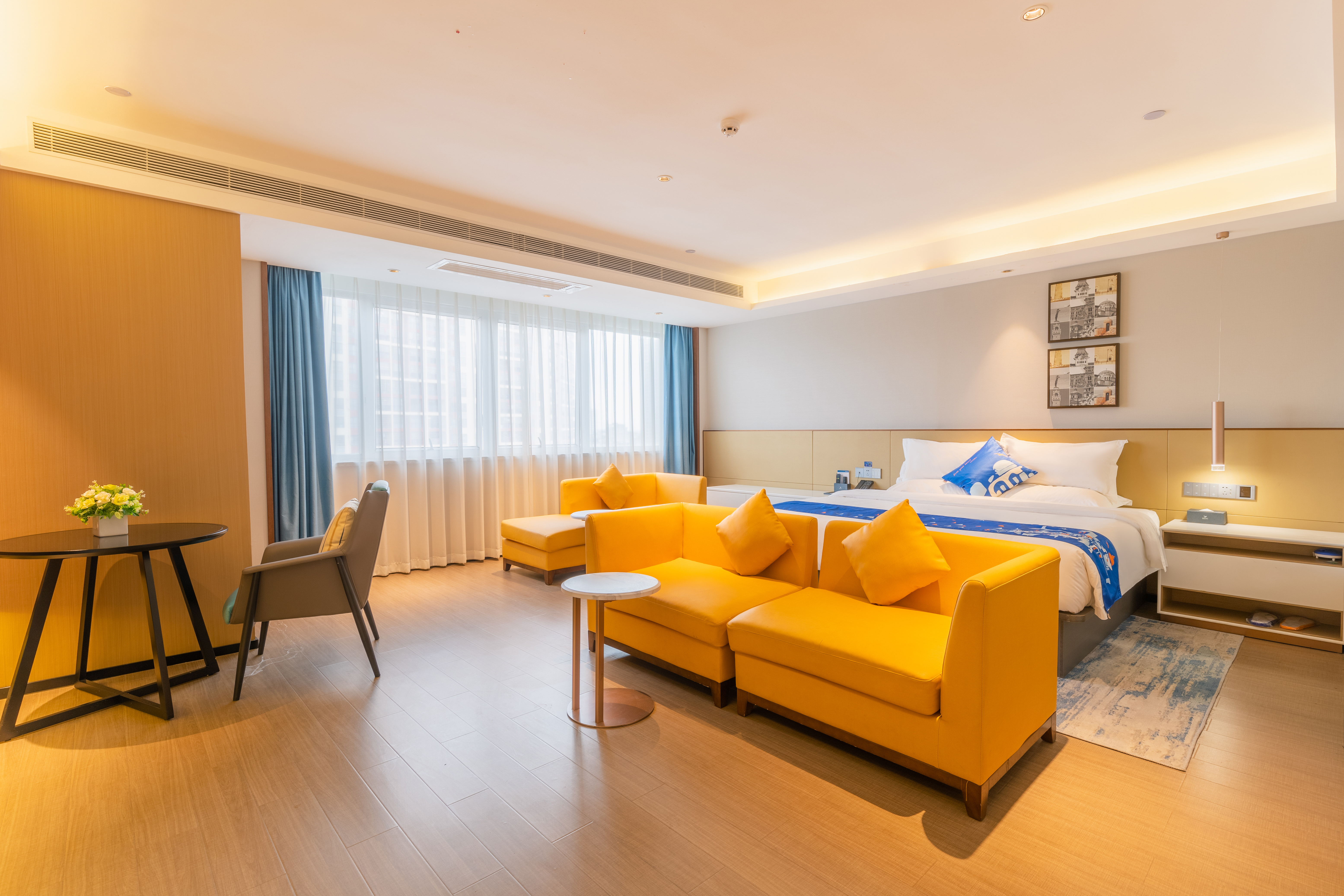 超级大床房（电视投屏+办公桌椅+婚房布置）