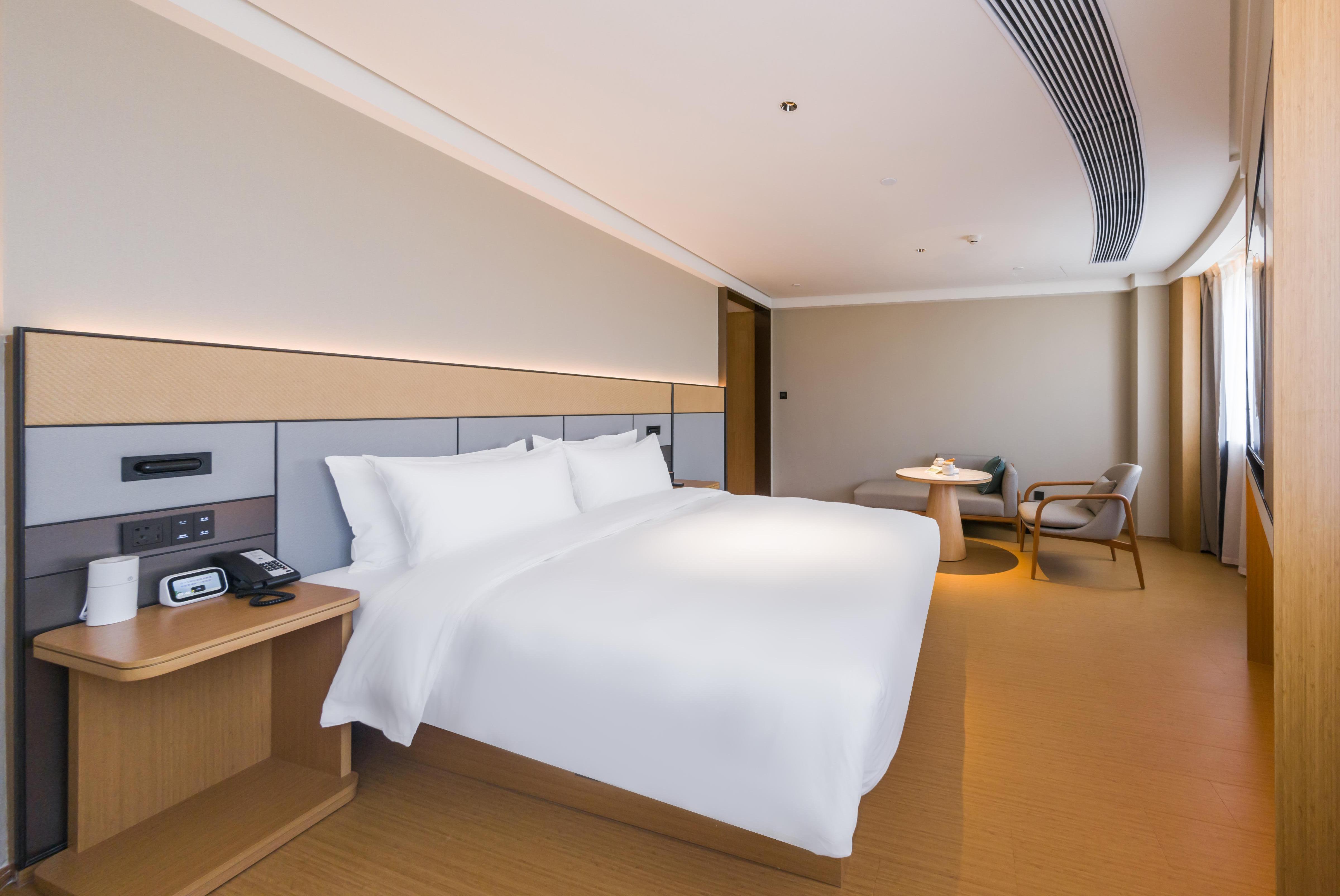 大床房（65寸电视投屏+智能客控+迷你小冰箱）