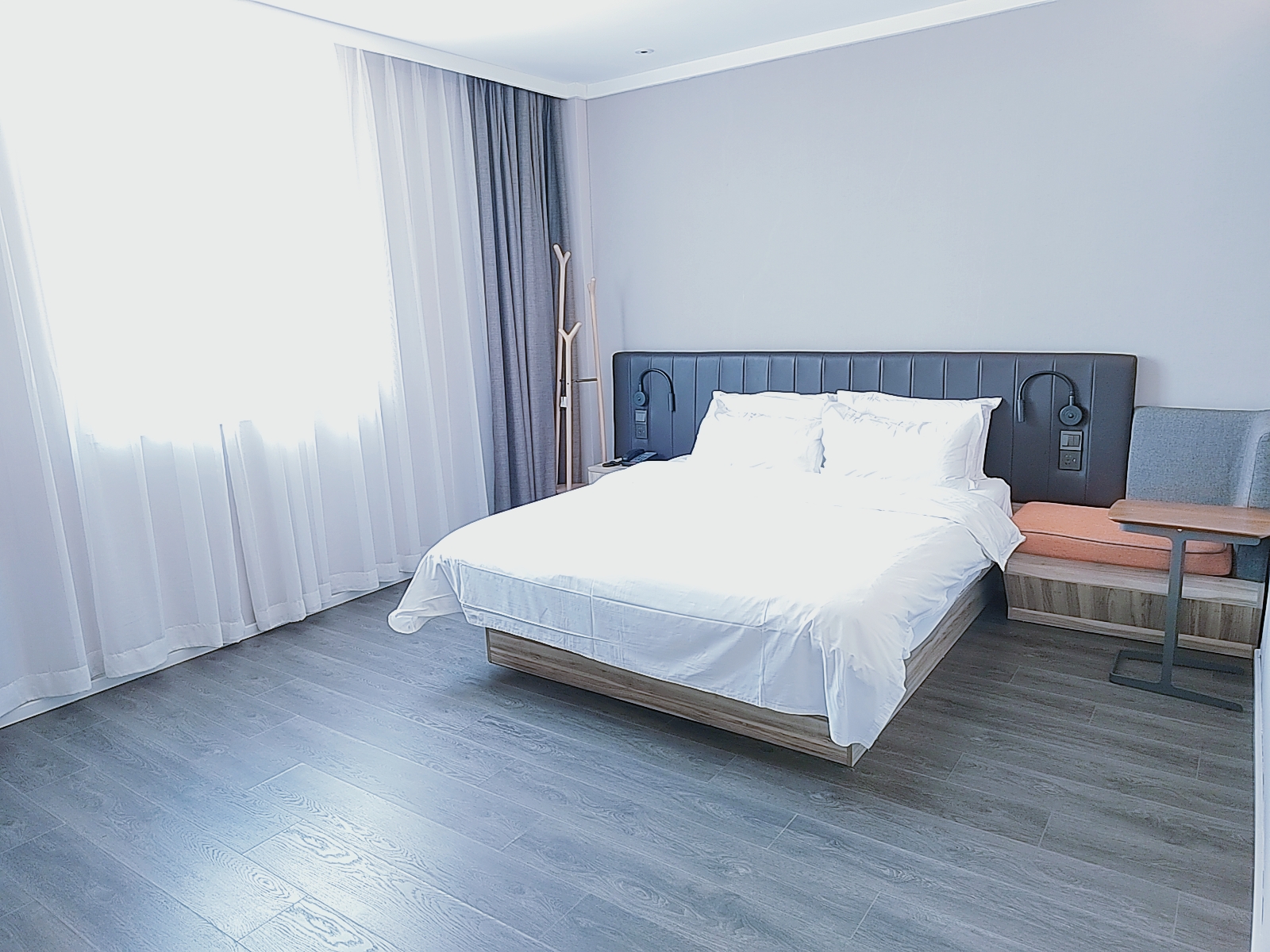 高级特大床房（金可儿床垫+记忆枕+电视投屏）