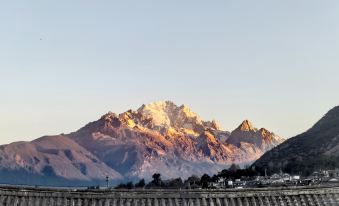 Jiajia Fanchen Light Luxury B&B (Lijiang Ancient Town Zhongyi Market Branch)