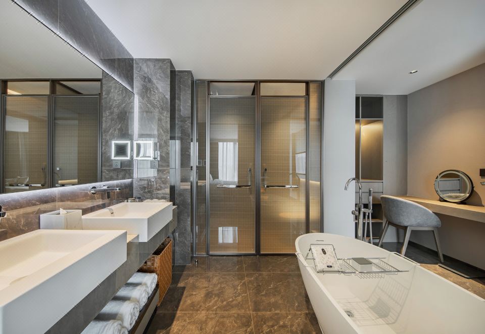 Deluxe Supreme Suite