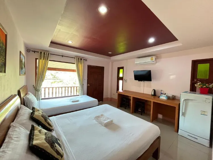 ห้องเตียงใหญ่ พร้อมระเบียง (ผู้ใหญ่ 3 ท่าน)