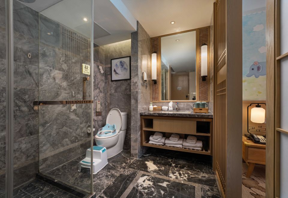 粉红小猪园景家庭房（含上下铺小童床）