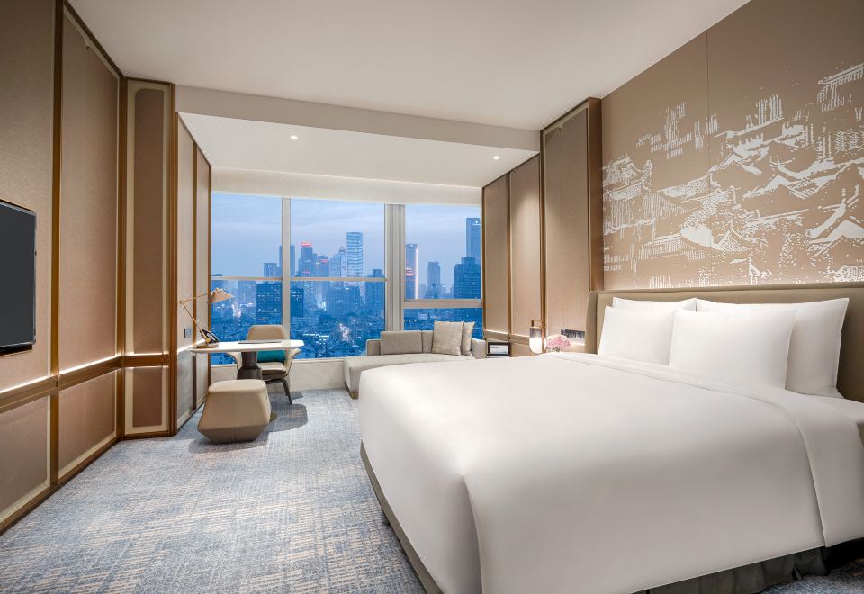 高級豪華大床房-全景落地窗俯瞰城市美景