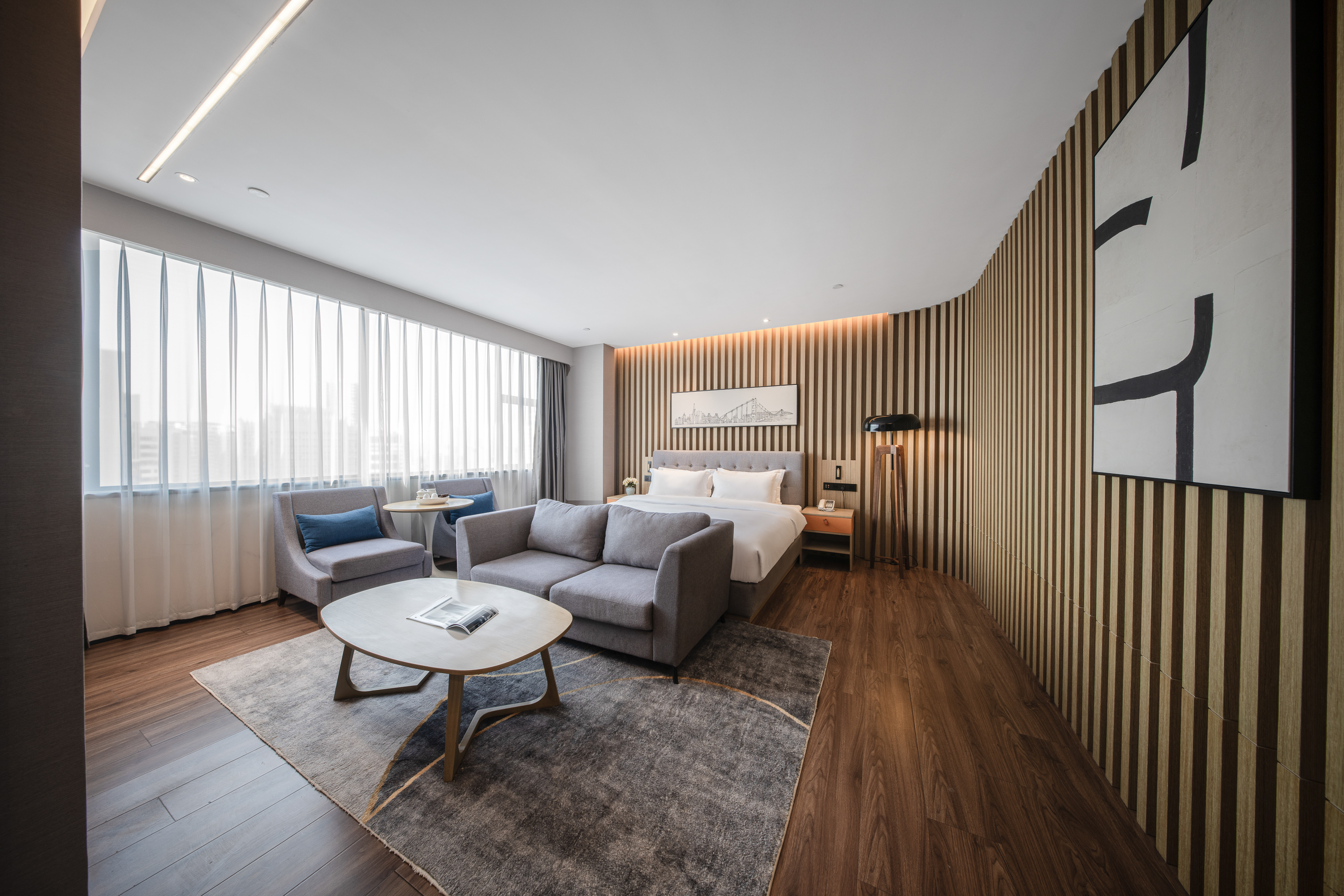 天际城景精英大床房〔智能客控+休息沙发茶座+浴缸+小冰箱+蓝牙音箱〕