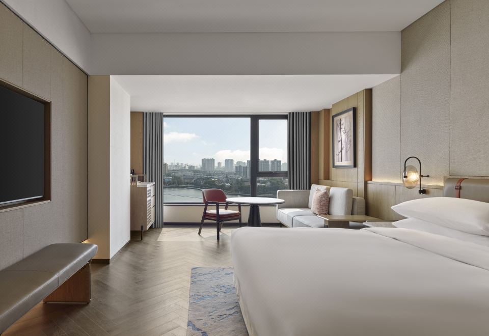 豪华湖景大床房