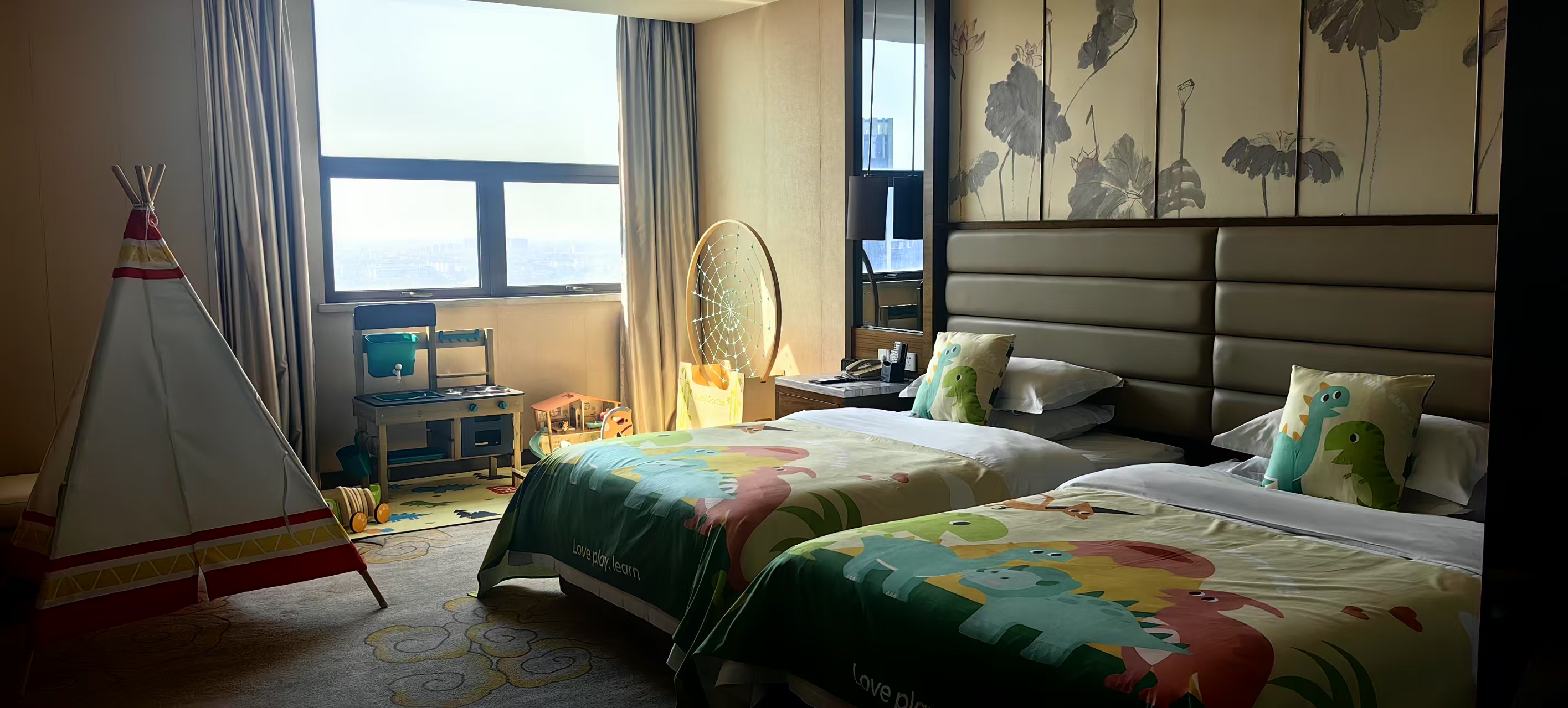 户外自然风景亲子双床房