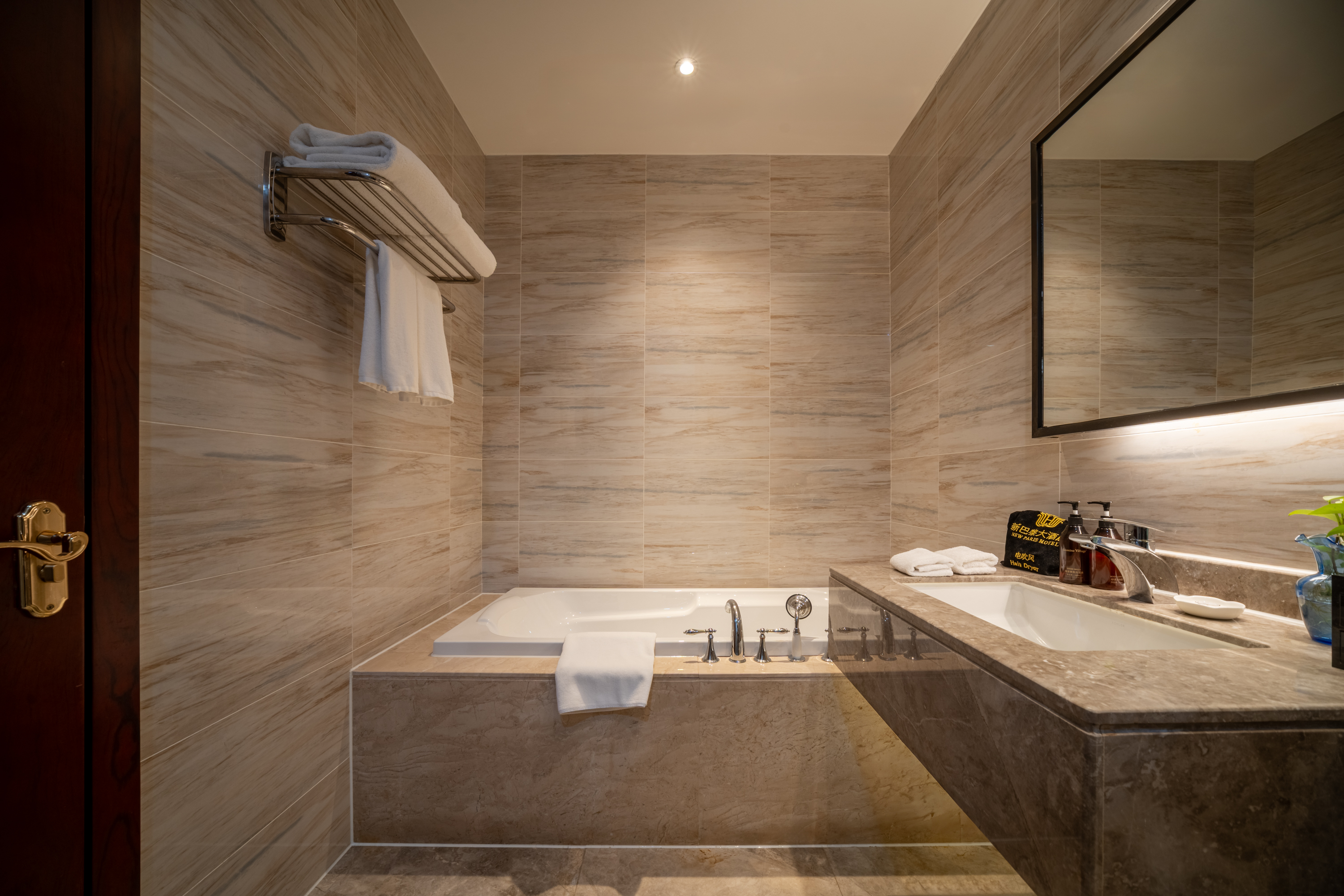 巴黎至尊豪華套房·靜謐會客廳·豪華浴缸·潤境加濕器