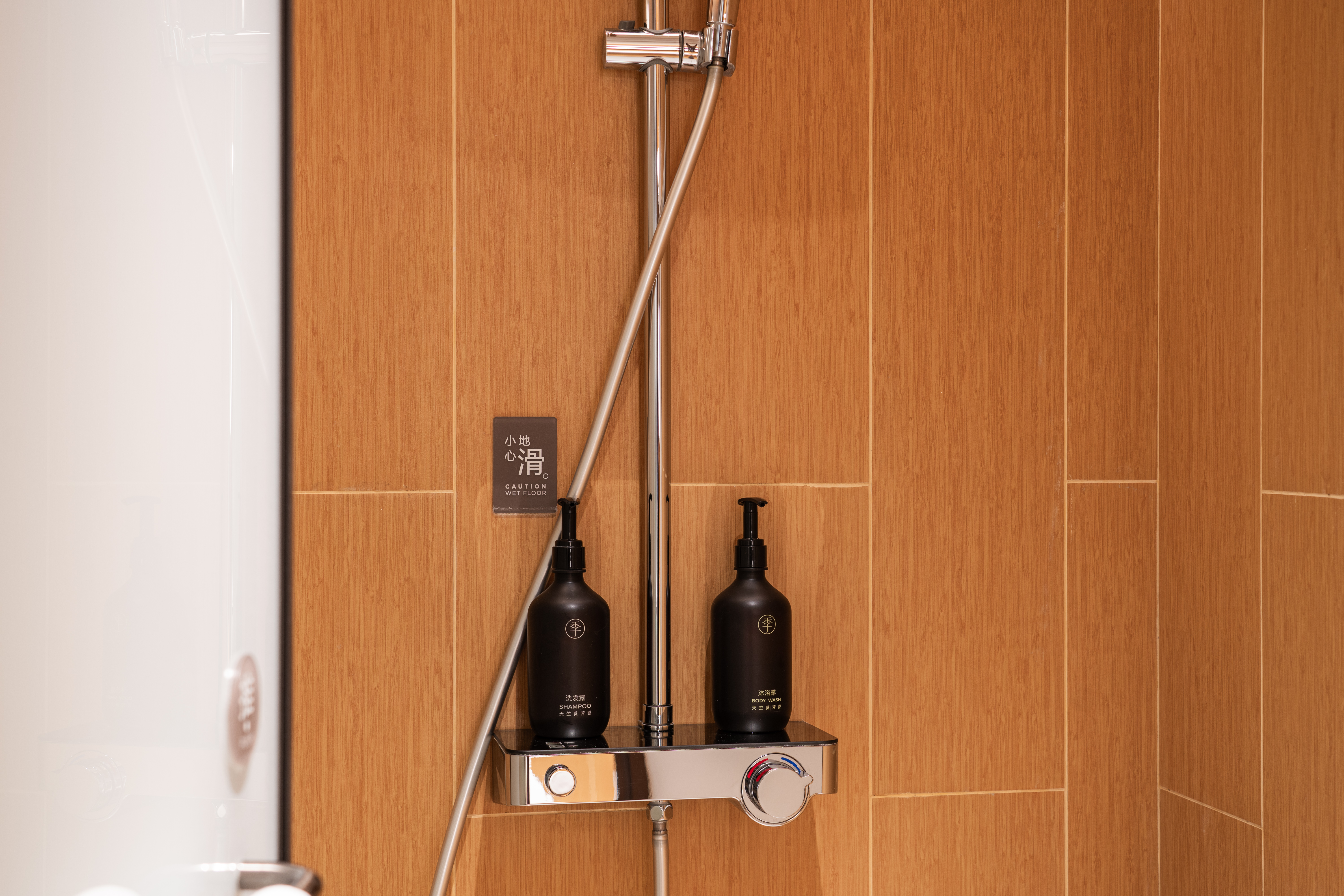 高级大床房（电视投屏+金可儿床垫+小冰箱）