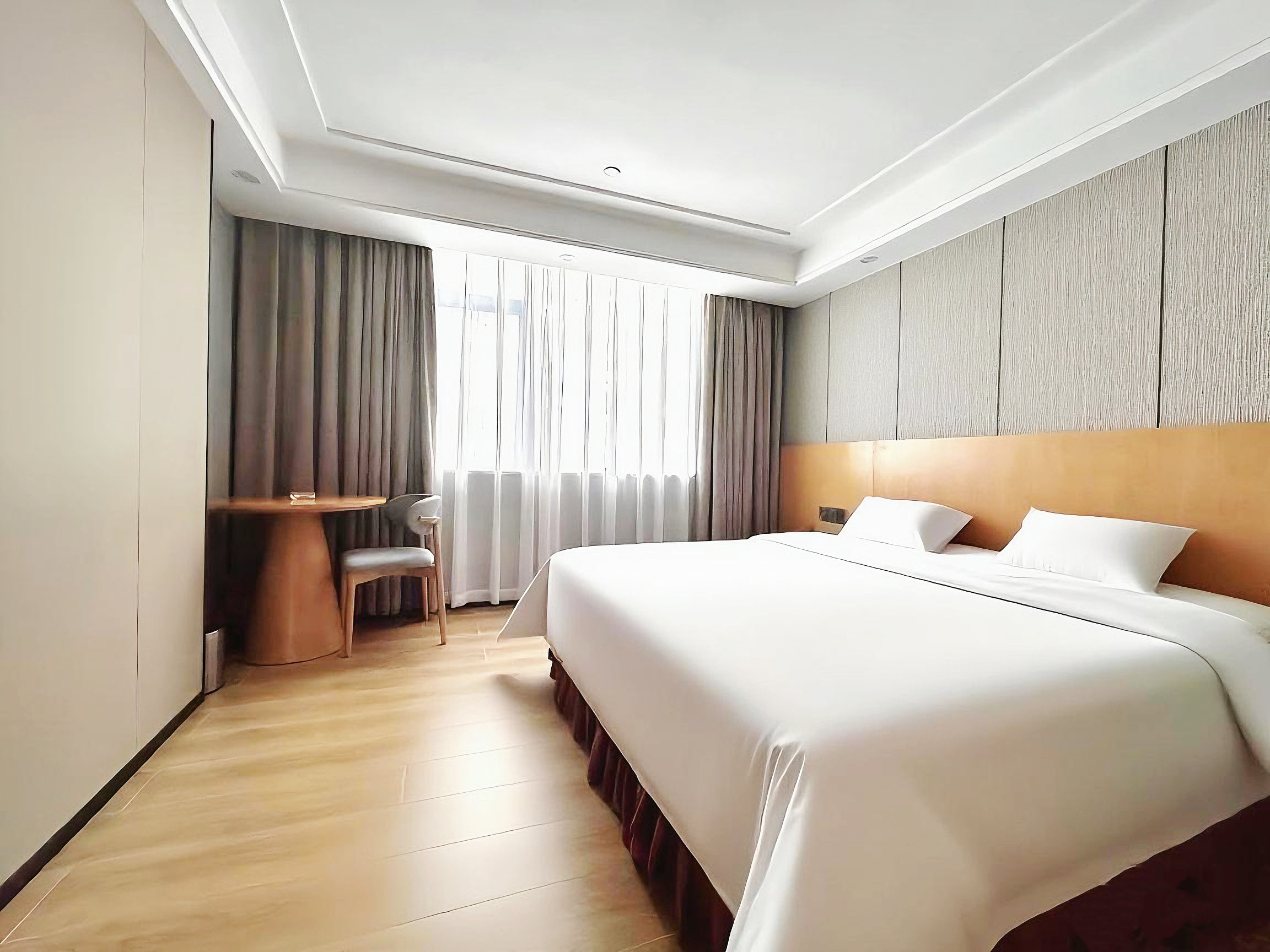 豪华大床房（明亮大窗+隔音玻璃+百搭圆桌）