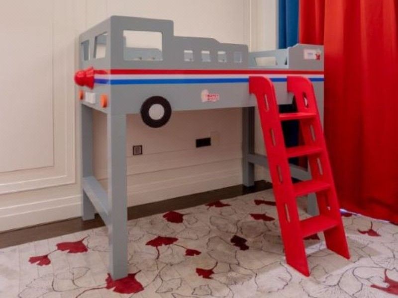 SeaView Garden Hotel QingdaoClassic Ultraman Theme Oblique Window Sea-view Family Room (Twin Beds + Upper Bunk War Chariot Bed)