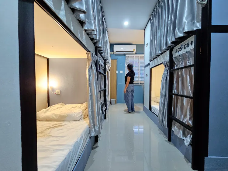 เตียงเดี่ยวในห้อง Dorm