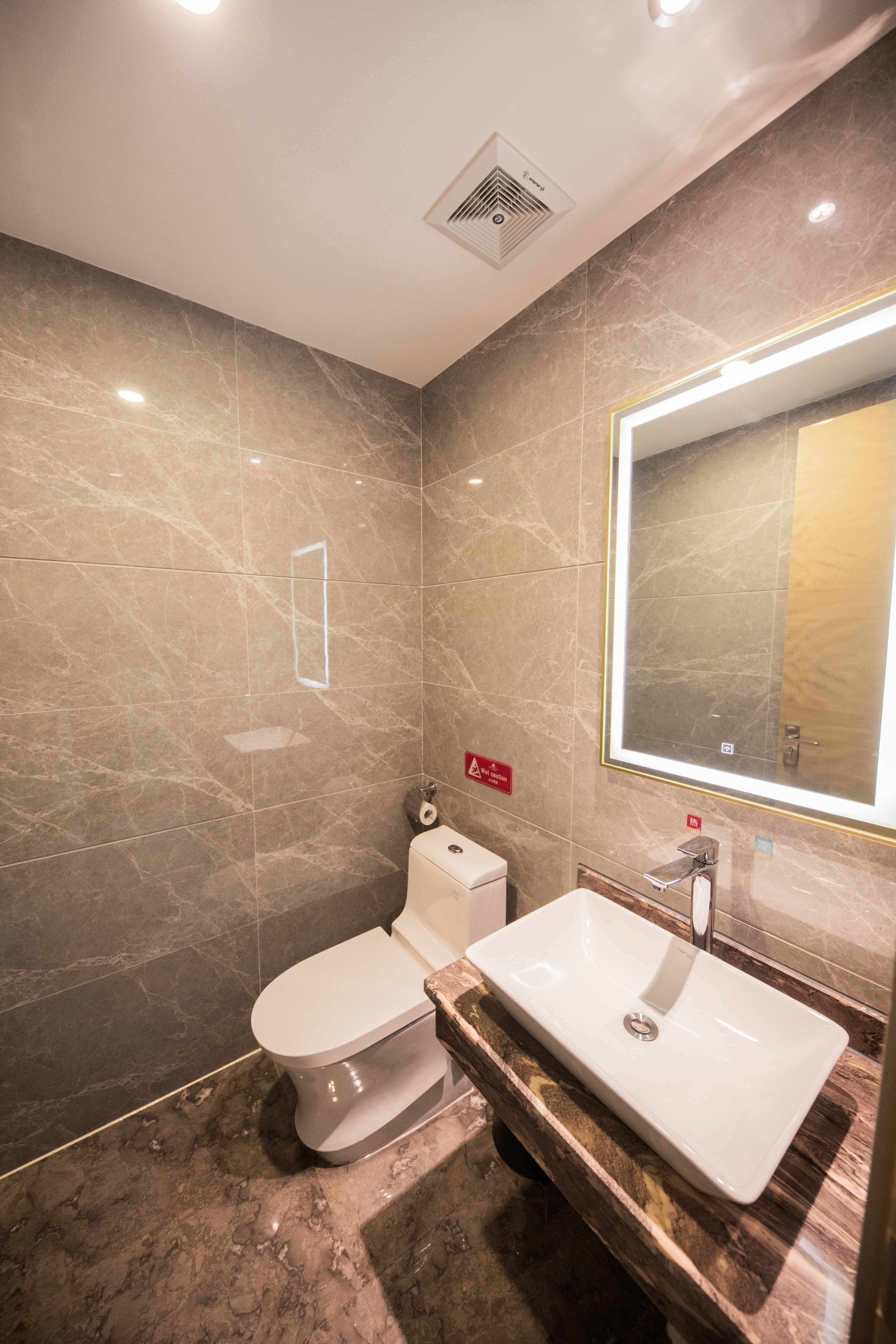 商务套房（宽敞明亮+现代轻奢+一厅一房大床两衞）