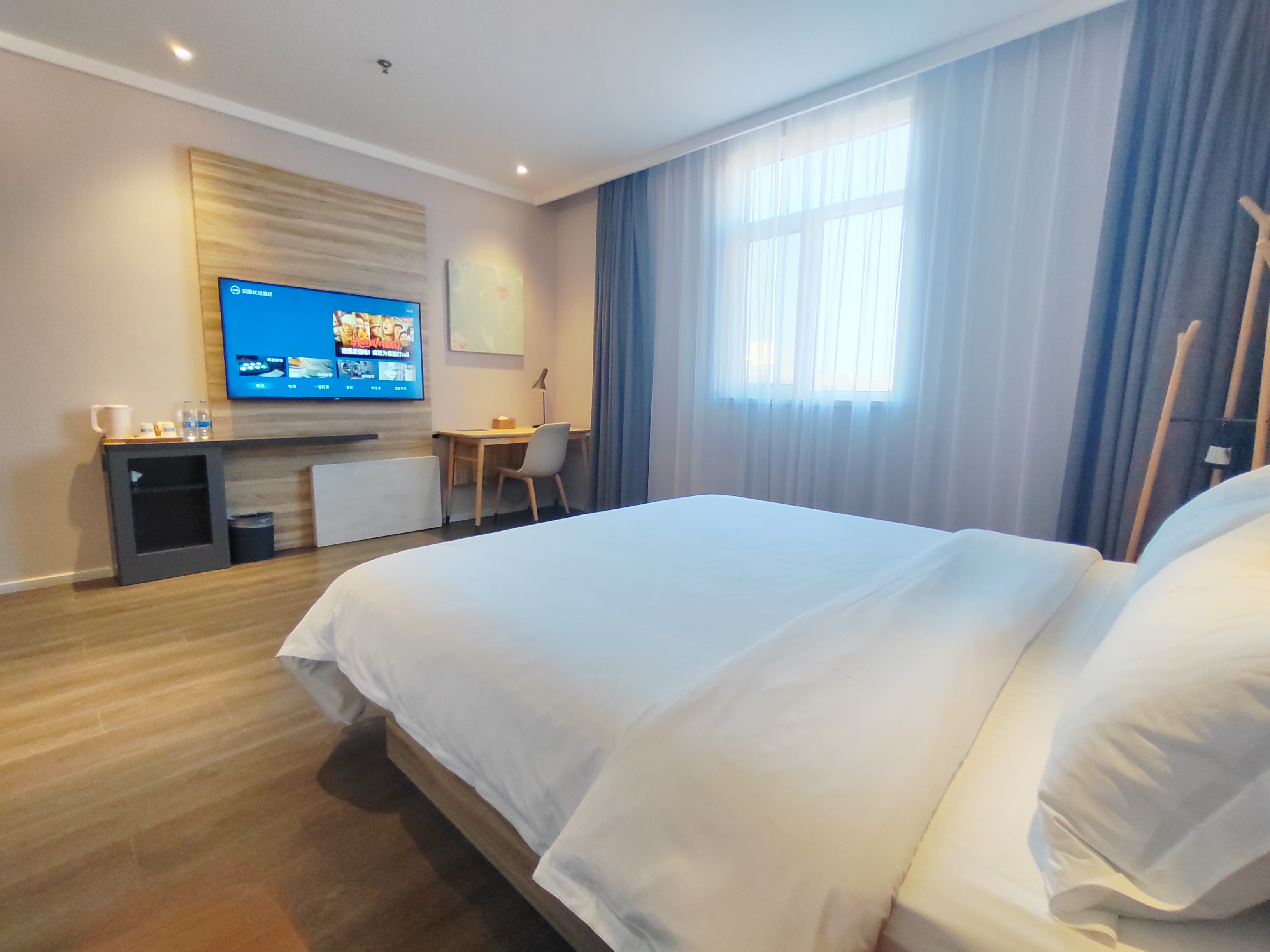 高级特大床房（金可儿床垫+记忆枕+电视投屏）