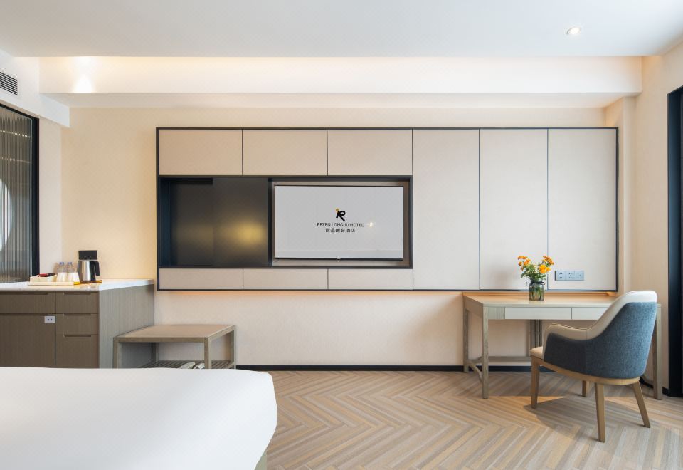 轻奢轻悦大床房（智能投屏+冰箱+休闲办公）