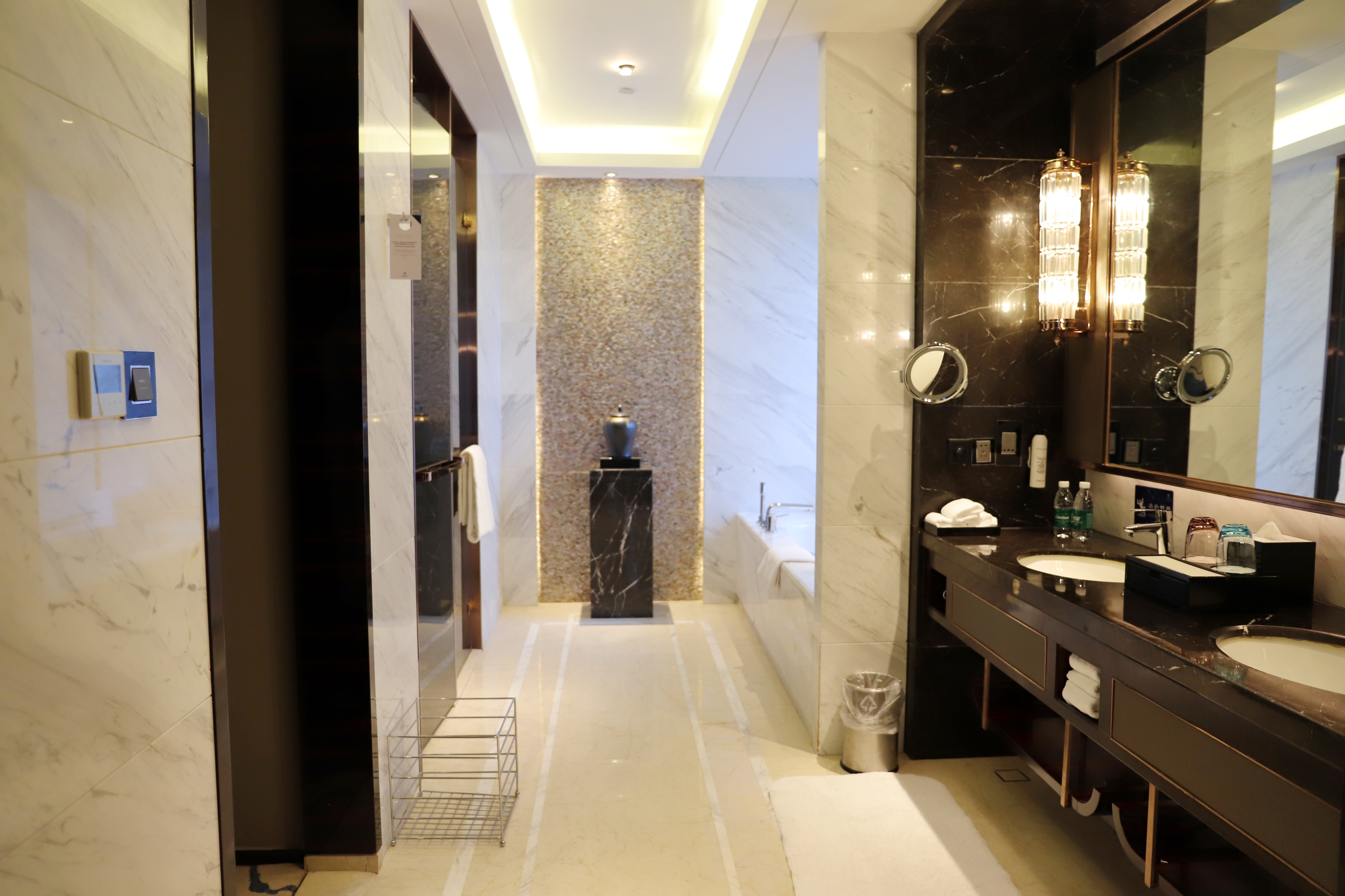 豪华套房+商务会客厅+斯林百兰床垫+休闲浴缸