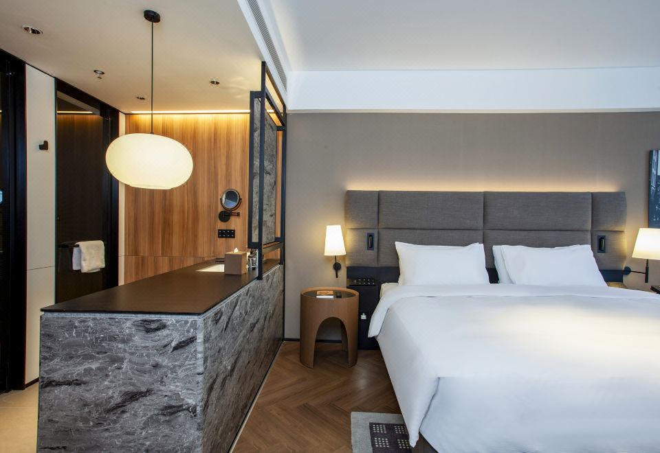 城际豪华房-大床（裸睡床品+澳洲精油洗护+柏林沙发）