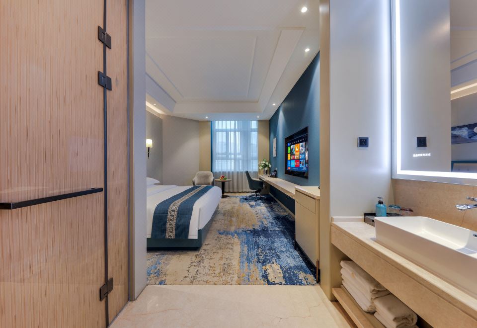 Deluxe Queen Room