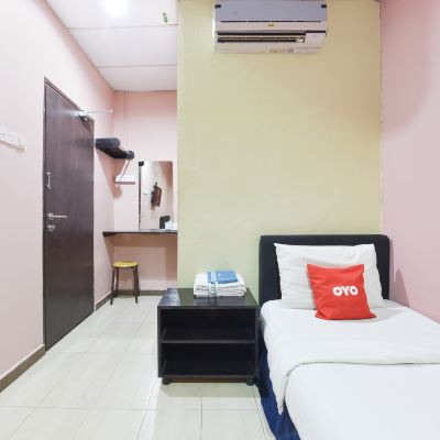 Bilik Bertiga Standard Kupon OYO 89588 Destiny Riverside Hotel