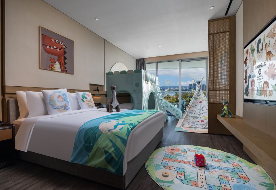 恐龙奇趣蛋主题客房，1张大床及1张上下床