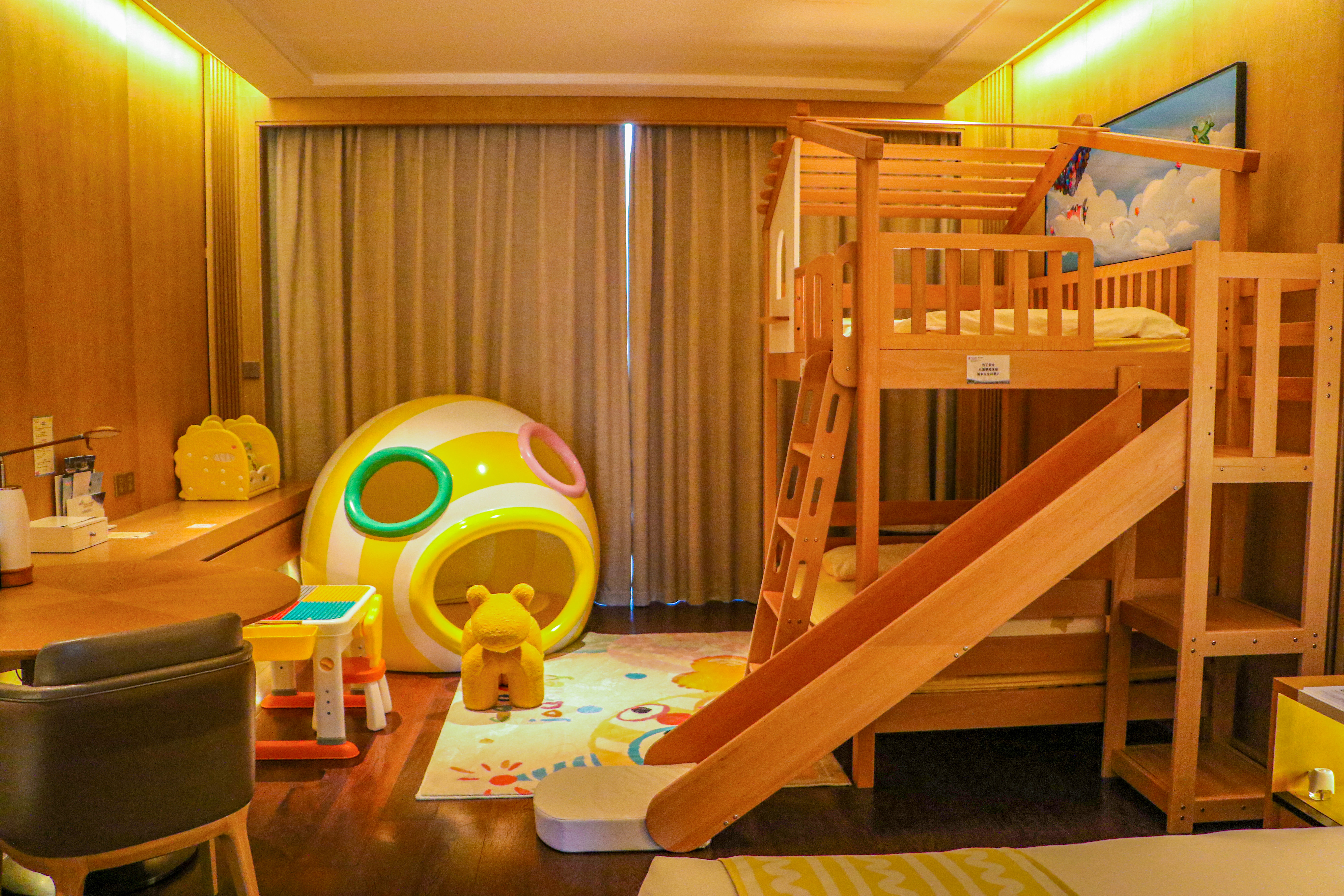 糖果飞屋主题上下铺滑梯房