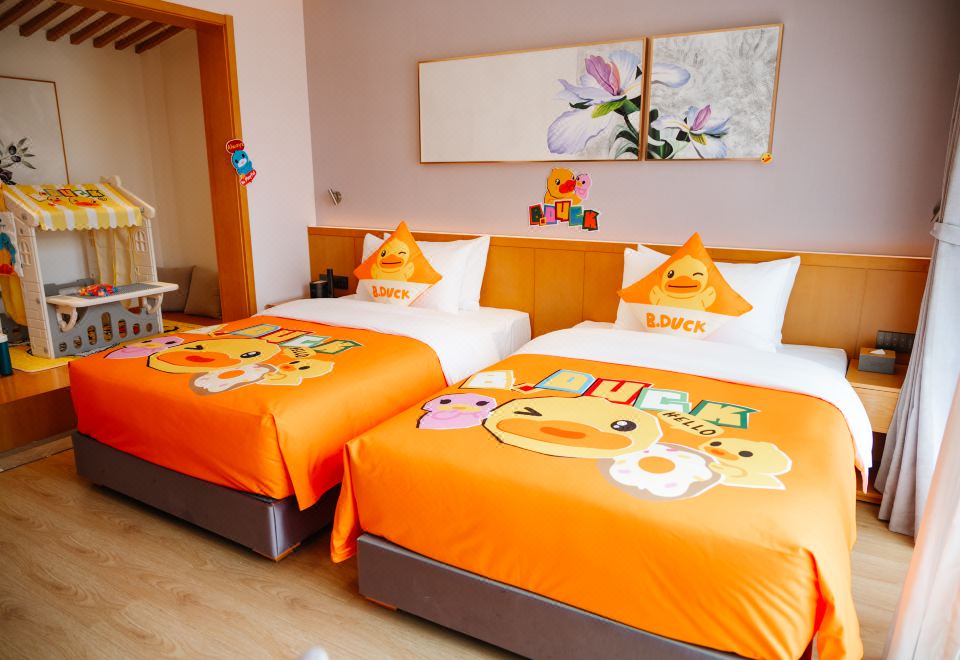 複式雙卧親子別墅（小黃鴨）|落地窗庭院近景+獨立客廳