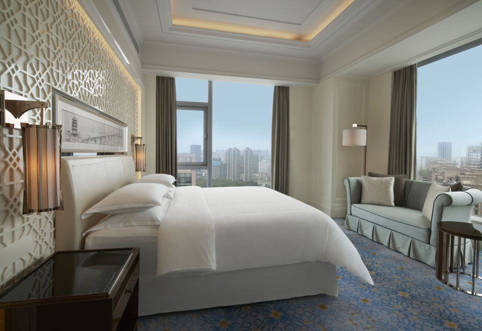 尊贵大床房「180°全景·闹中取静的奢阔空间」