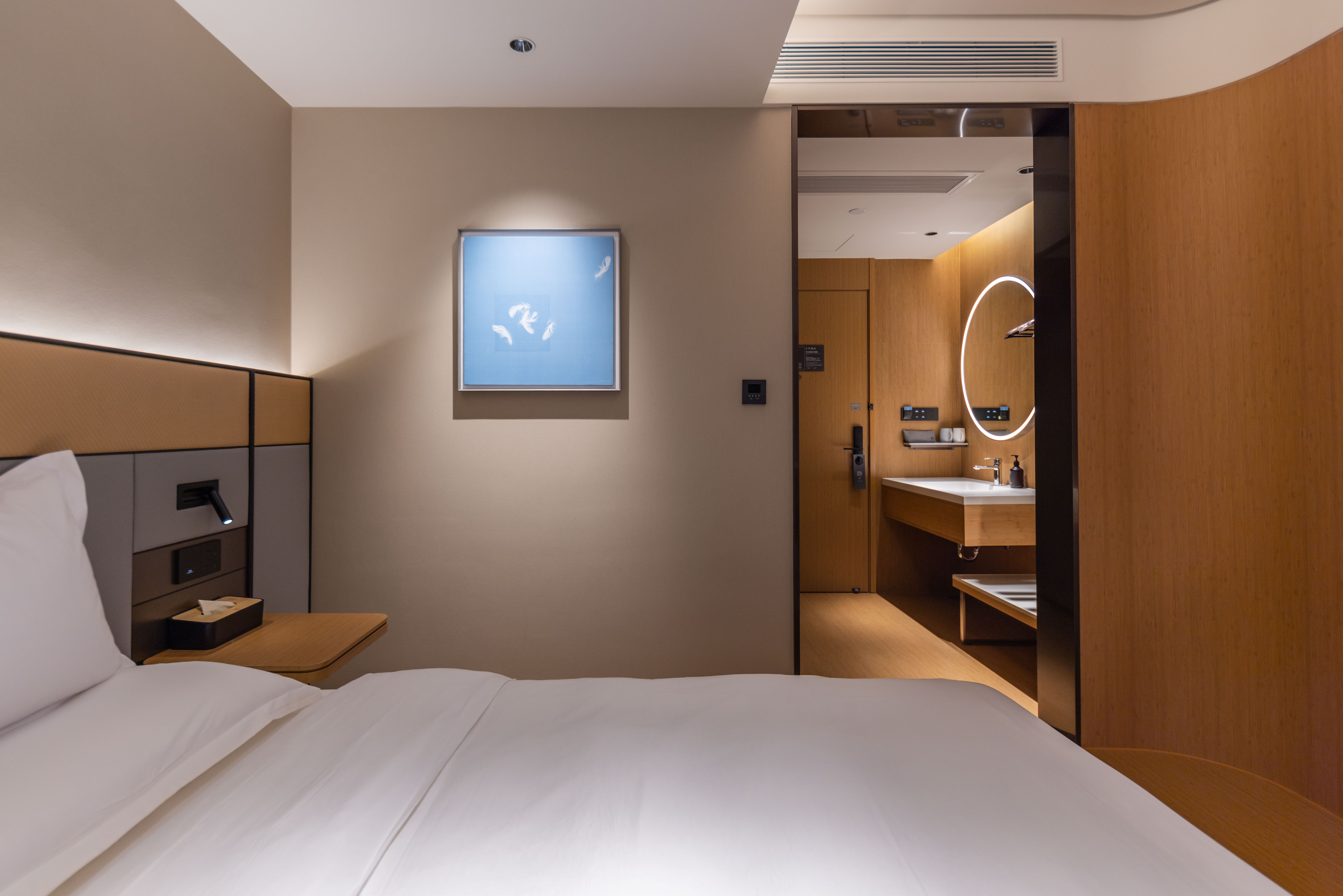 高级大床房【投屏电视+迷你冰箱+休闲茶具+品牌洗护】