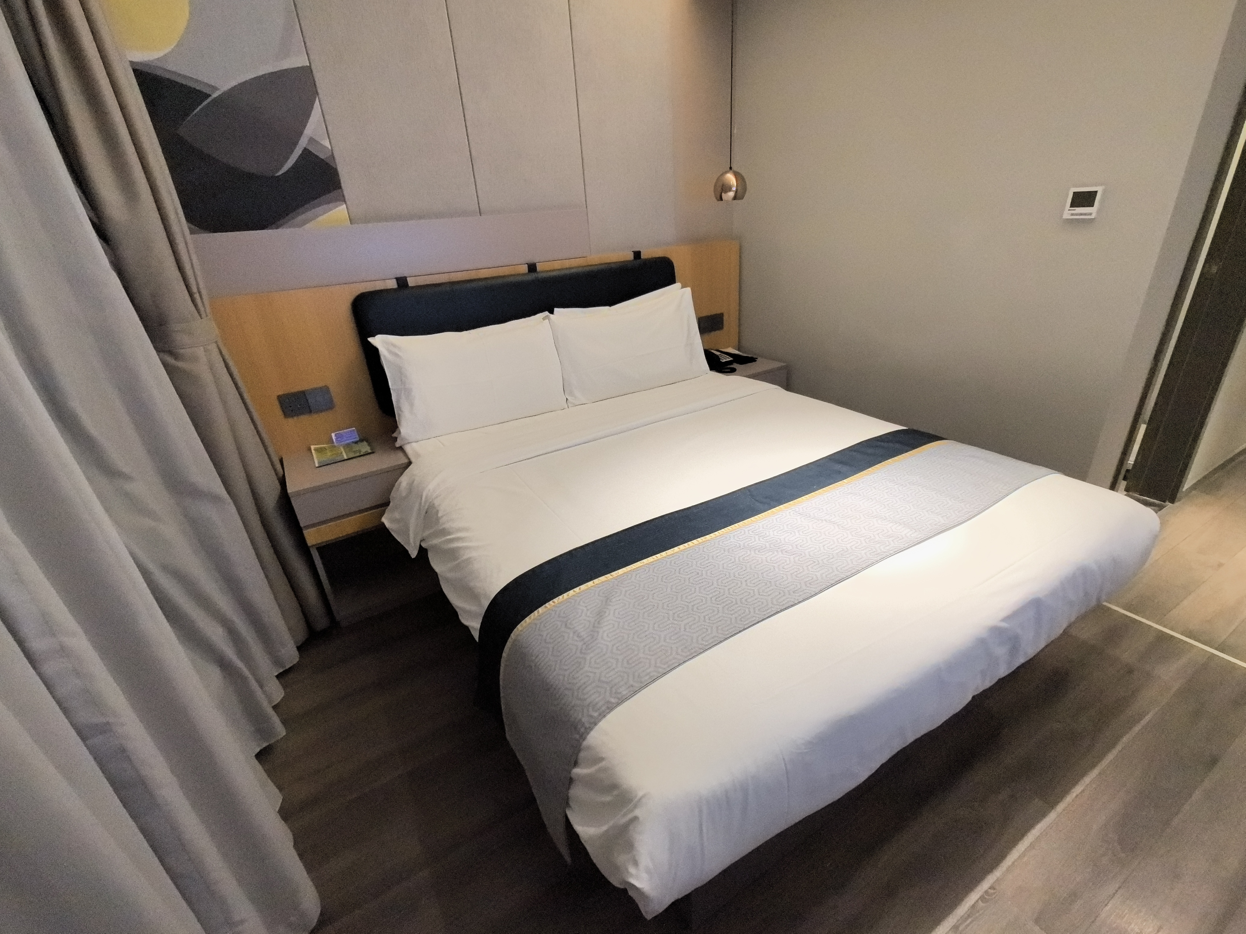 商務大床房-舒適床品-手機投屏