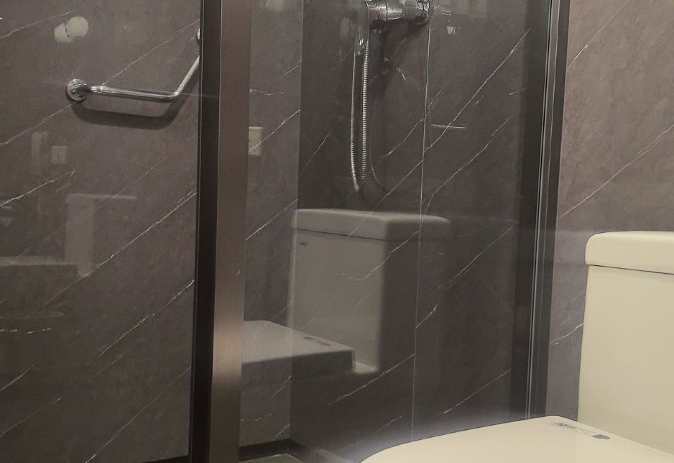 豪華大床間（保險箱+加濕器+小冰箱）