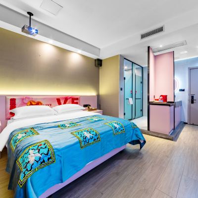 智能大床房·迷離（深夜觀影+精緻睡眠） 56新房酒店（海口萬國大都會店）優惠